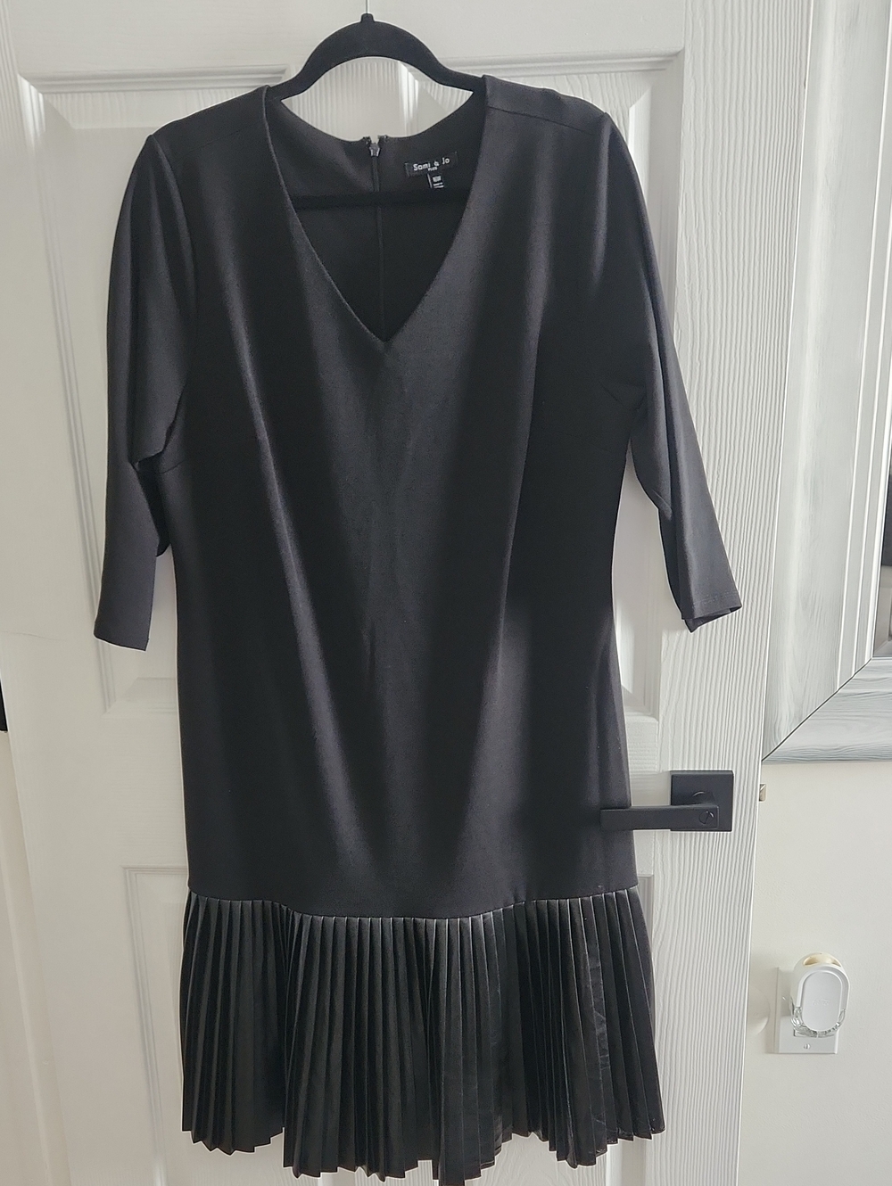 Sami & Jo Black V-Neck, Faux Leather Pleated Hem Dress. Sz. 16W